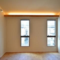 間接照明のやわらかい灯りにホッと心が落ち着くナチュラルな家のリビング