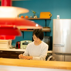 ターコイズブルーのクロスが華やかなアクセント！遊び心のあるナチュラルな家のキッチン