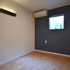 アイボリーの壁に美しく反射する光のラインに優しさ感じるナチュラルな家の洋室