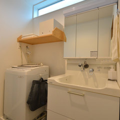 造作収納棚にこだわったシンプルな洗面脱衣室のある注文住宅