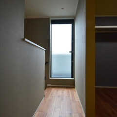 味のある無垢材の床で温もり繋がるナチュラルな家の2階廊下