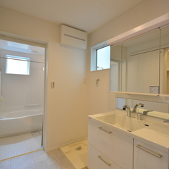 白で統一された空間は清々しく快適でいいナチュラルな家の洗面所