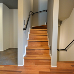 黒いシンプルな照明がパッと光り輝く！アースカラーで優しい雰囲気がいいナチュラルな家の階段