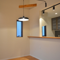 お洒落な照明が食卓を照らす！笑顔あふれる時間が流れるナチュラルな家のダイニング