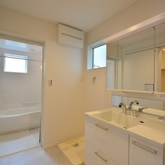 清潔感のある白い空間！浴室へフラットに繋がる使い勝手のいいナチュラルな家の洗面室