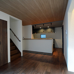 コミュニケーション抜群◎深みのある無垢の床で繋がるナチュラルな家のLDK