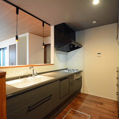 カッコ良く手元が照らされ快適にお料理作りができるナチュラルな家のキッチン