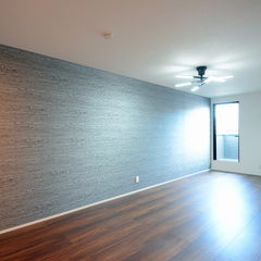 上品で落ち着いた雰囲気を創り出してくれるデザインクロスがいい◎ナチュラルな家の寝室