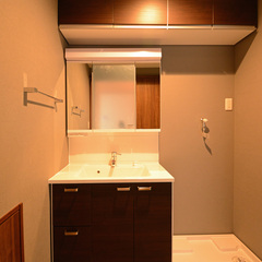 上品で重厚感伝わるホテルライクのような空間がいいシンプルモダンな洗面所