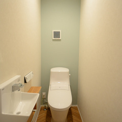木の温もり＆ヘリンボーン柄の無垢床で快適な足元◎優しい気持ちになれる北欧スタイルのトイレ