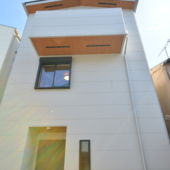 3階建てでスッと空に伸びる姿が美しく存在感をあらわすナチュラルな家