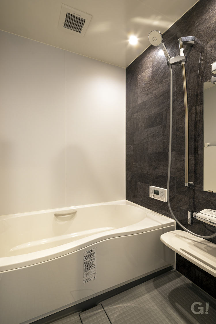 『モノトーンでカッコいい雰囲気！癒しのヒトトキが叶うシンプルモダンな浴室』の写真