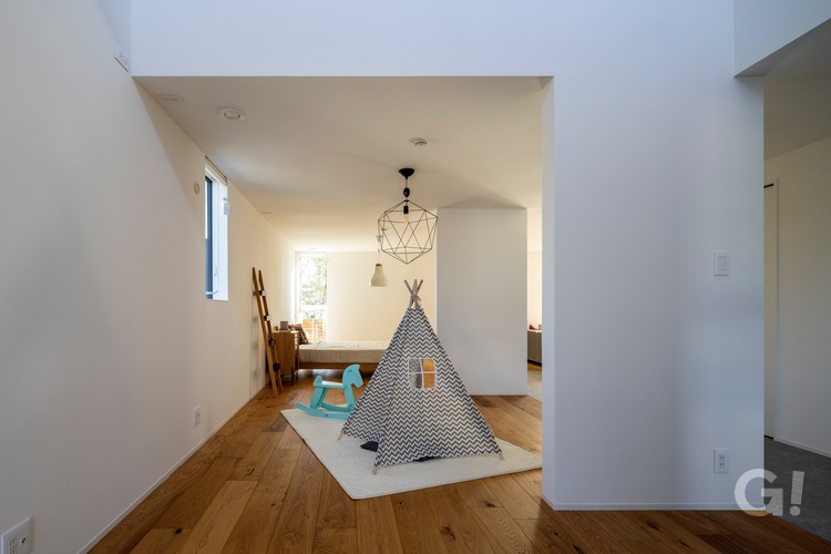 『お洒落な灯りが美しい姿を魅せてくれるシンプルモダンな子供部屋』の写真