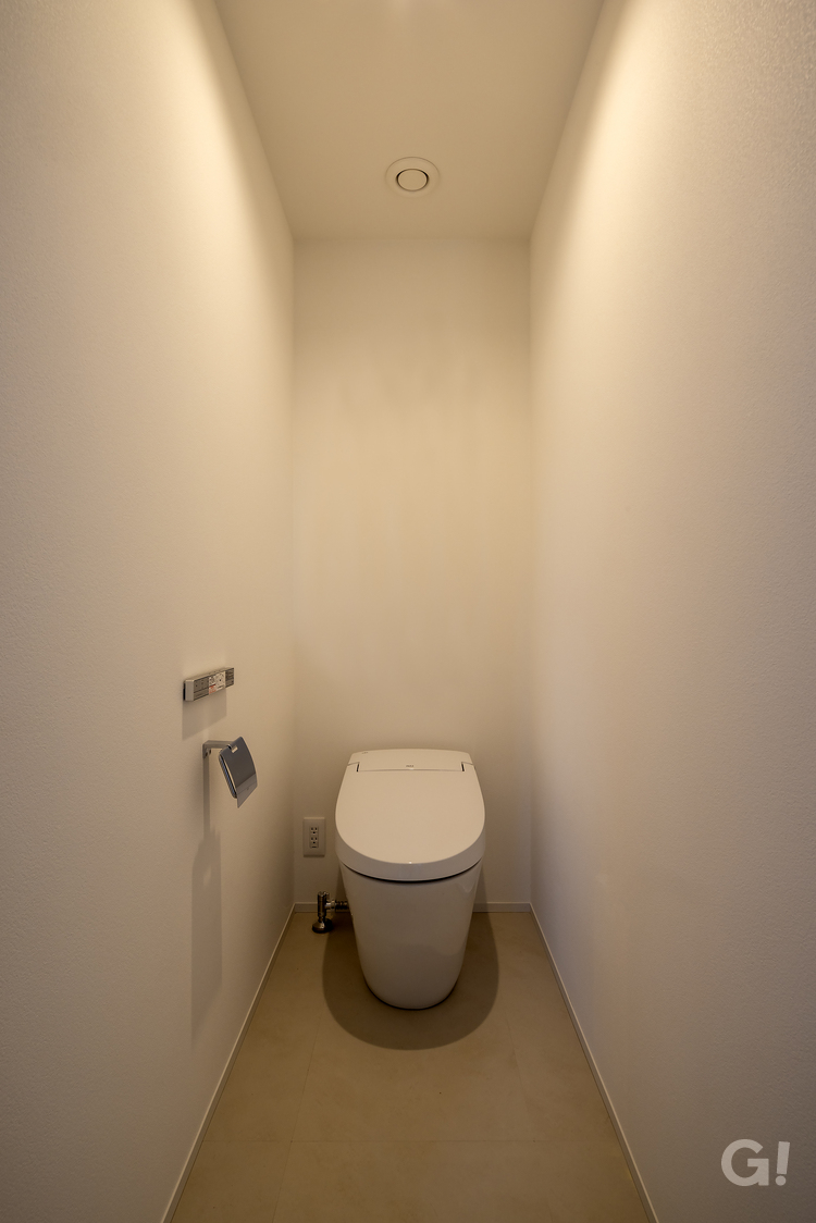 アイボリーで優しい雰囲気に包み込まれたシンプルモダンなトイレ