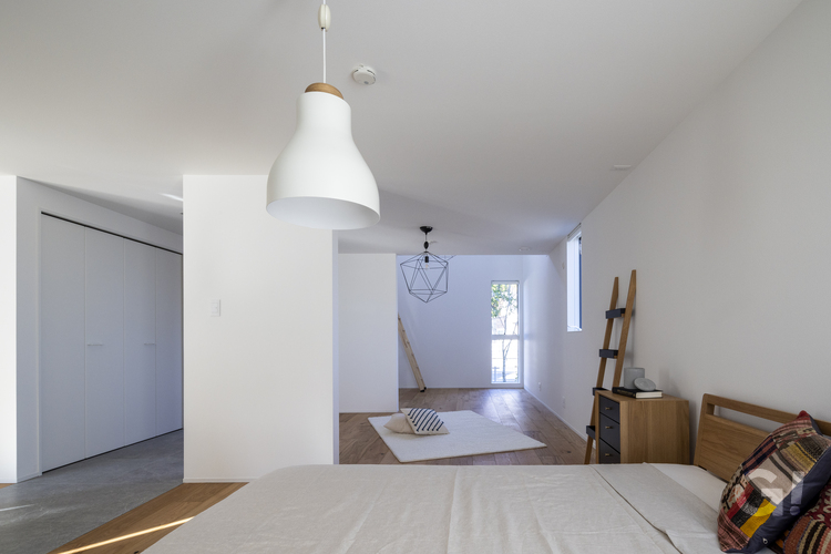 白X木の組み合わせで心地良い時間を刻めるシンプルモダンな寝室
