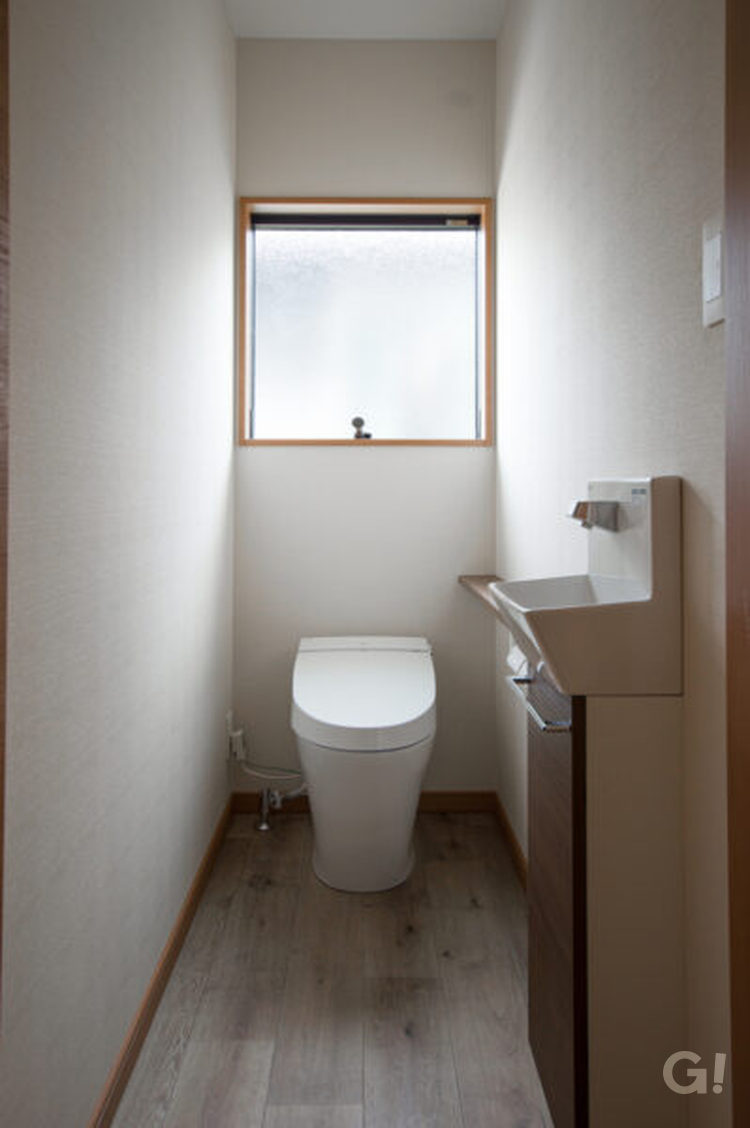 『正方形の窓からタップリ自然光が届く！心地よく使用できるシンプルモダンなトイレ』の写真