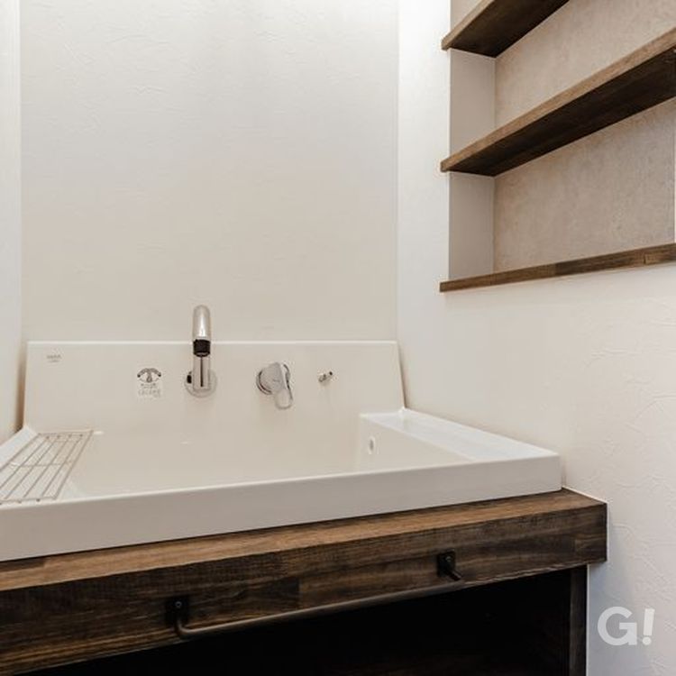 『ニッチ収納でスッキリした水廻りが嬉しい！使いやすいシンプルモダンな洗面所』の写真