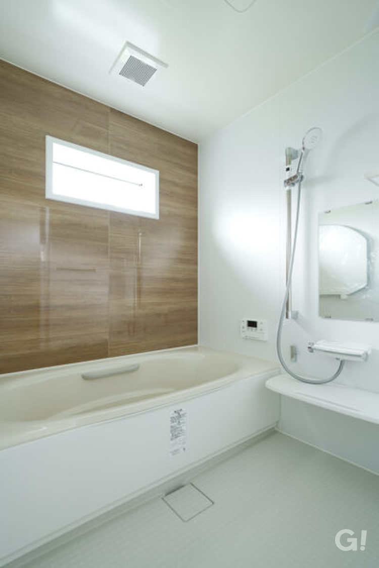 『広々とした浴槽で至福のひと時を過ごして欲しいシンプルモダンな浴室』の写真