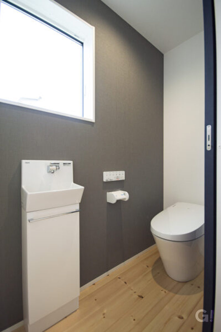 『白Xグレーのモノトーンが上品◎自然光も届いて優しさ感じるシンプルモダンなトイレ』の写真