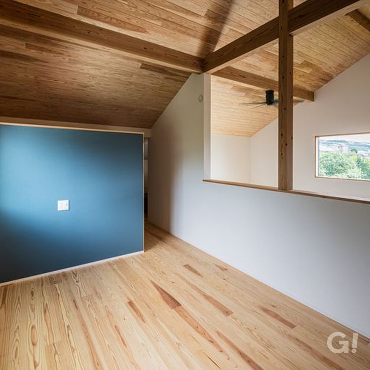 ブルーのデザインウォールがお洒落◎遊び心がギュッと詰まったシンプルモダンな屋根裏部屋
