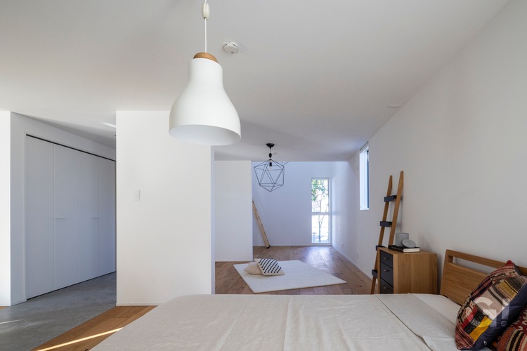 白の空間でお洒落なインテリアが存在感をあらわしてくれるシンプルモダンな寝室