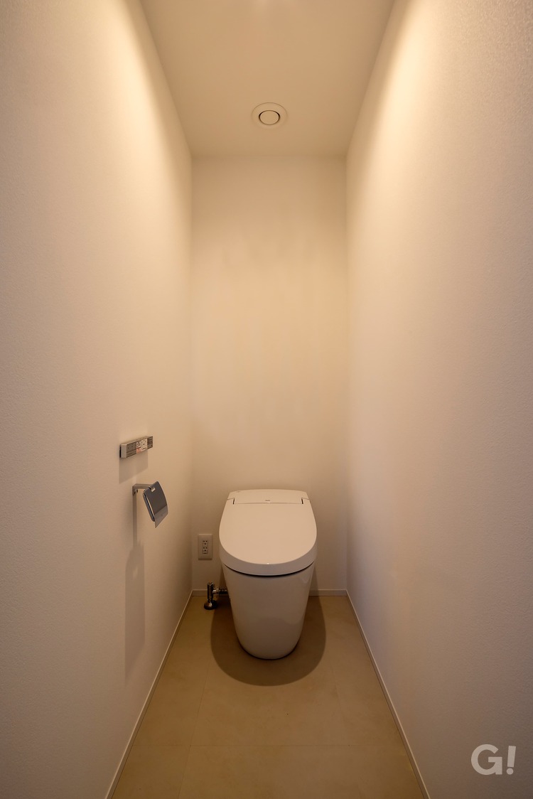 『家族で共有する場所だからこそ使い勝手の良さを感じたいシンプルなトイレ』の写真
