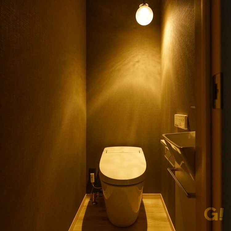 一際目を惹く灯りで大人っぽい雰囲気が生まれる！お洒落がいいシンプルモダンなトイレ