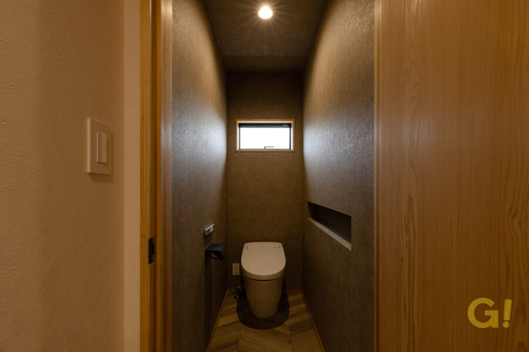 『グッと奥行きがあって大人カッコ良さ広がるシンプルモダンなトイレ』の写真