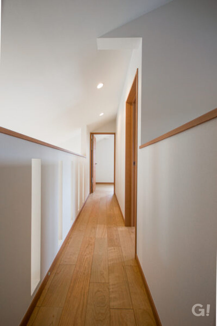 漆喰と木材で快適！やわらかい雰囲気に癒されるシンプルモダンな2階廊下