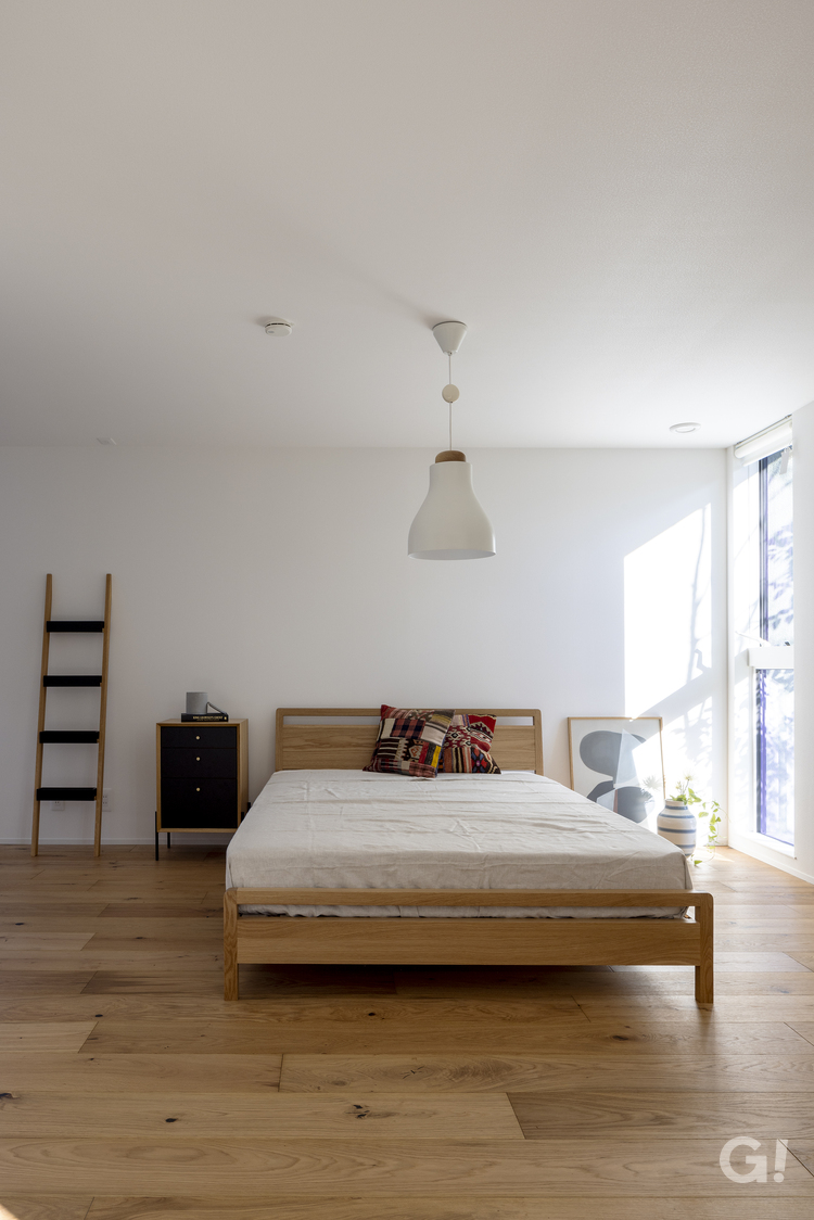 無垢材の床で1年を通じて快適！心地良い眠りが約束されるシンプルモダンな寝室