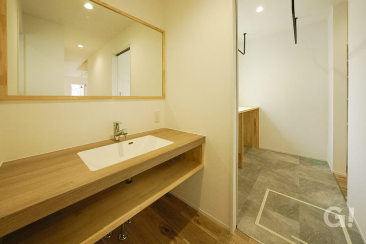 『ランドリースペースへも繋がり家事ラクが嬉しい◎優しい雰囲気のシンプルモダンな洗面室』の写真