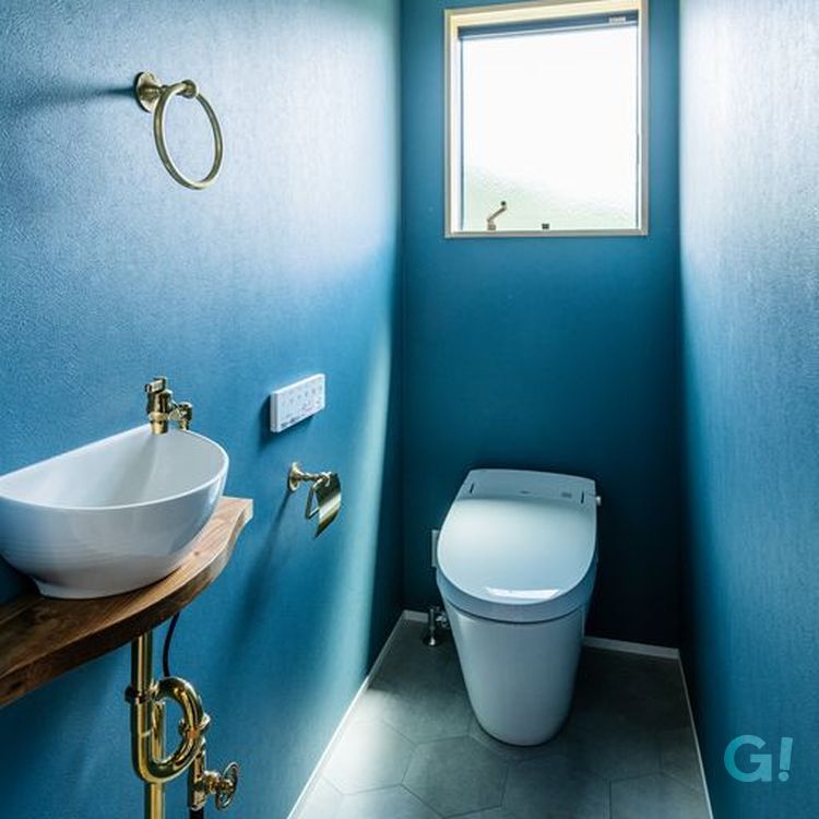 『ブルーxホワイトで爽やかな空間！魅力的で心ワクワクするカリフォルニアスタイルのトイレ』の写真