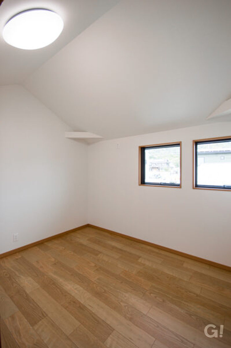 『自分好みのお部屋づくりを楽しめる！傾斜の天井でアクセントが出るシンプルモダンな洋室』の写真