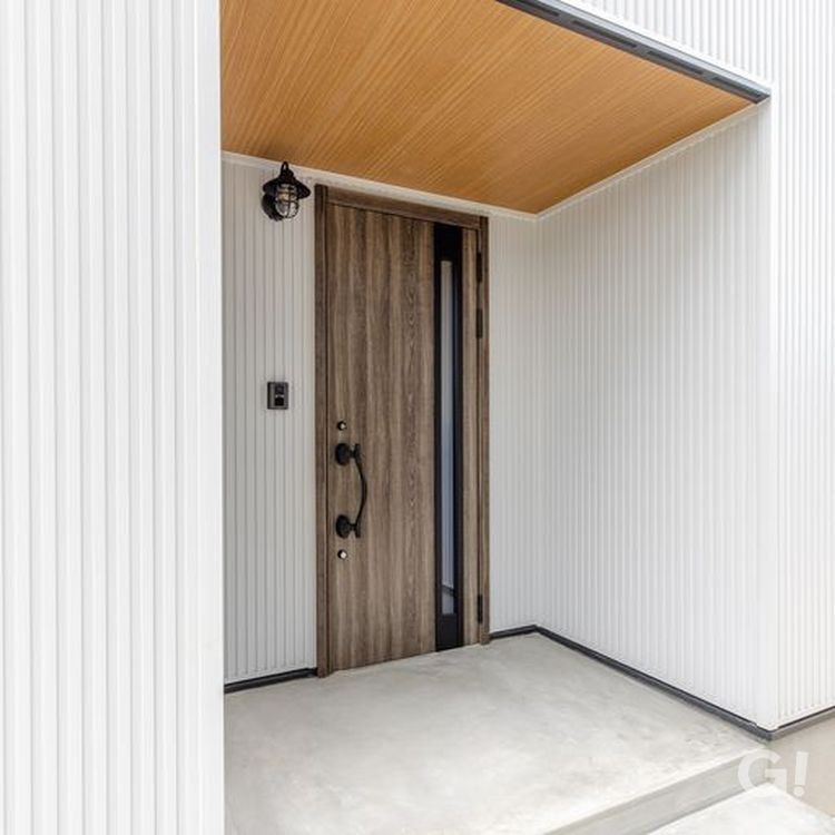 『マリンランプがお洒落にお出迎え！ホッと優しい空気に包み込んでくれるシンプルモダンな玄関』の写真