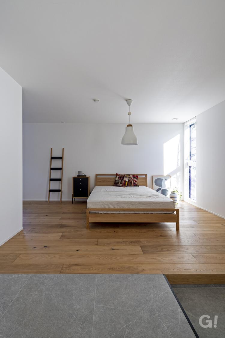 無垢材の暖かさが足裏からジンワリ届く癒しの空間が幸せな北欧スタイルの寝室