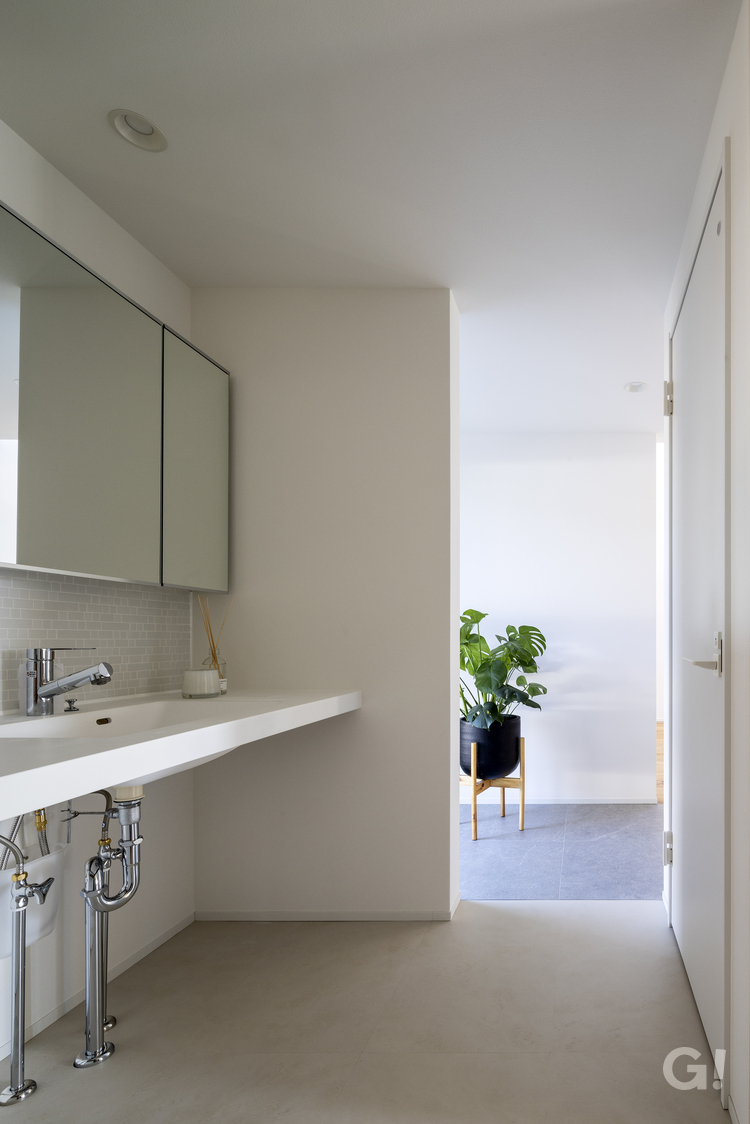 平屋住宅のシンプルモダンで明るく快適な洗面所