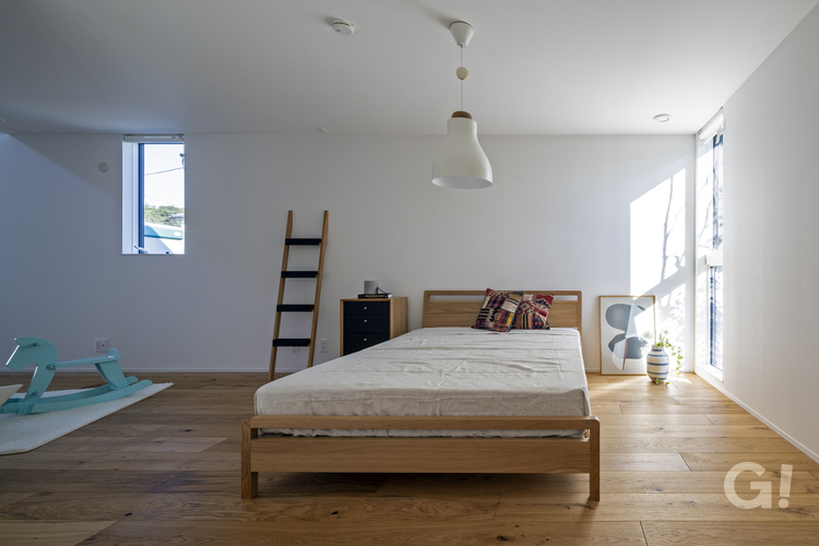 無垢の床で足元から自然の良さ伝わる癒しのシンプルモダンな寝室