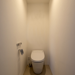 アイボリーで優しい雰囲気に包み込まれたシンプルモダンなトイレ