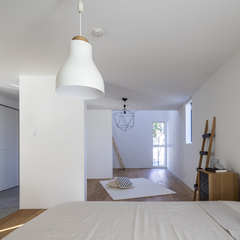 白X木の組み合わせで心地良い時間を刻めるシンプルモダンな寝室