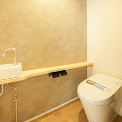 独立タイプの造作手洗いは便利◎ホッと安らげるシンプルモダンなトイレ