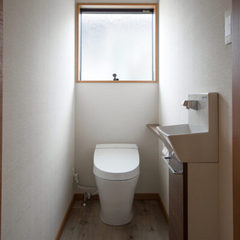 正方形の窓からタップリ自然光が届く！心地よく使用できるシンプルモダンなトイレ