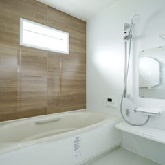 広々とした浴槽で至福のひと時を過ごして欲しいシンプルモダンな浴室