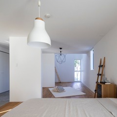 白の空間でお洒落なインテリアが存在感をあらわしてくれるシンプルモダンな寝室