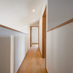 それぞれのお部屋への移動もスムーズ◎漆喰で快適空間がいいシンプルモダンな2階廊下