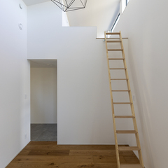 ハシゴ風の階段を上ると遊び心の詰まった空間広がるシンプルモダンな屋根裏部屋
