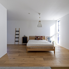 無垢材の暖かさが足裏からジンワリ届く癒しの空間が幸せな北欧スタイルの寝室