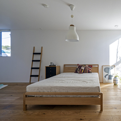 無垢の床で足元から自然の良さ伝わる癒しのシンプルモダンな寝室