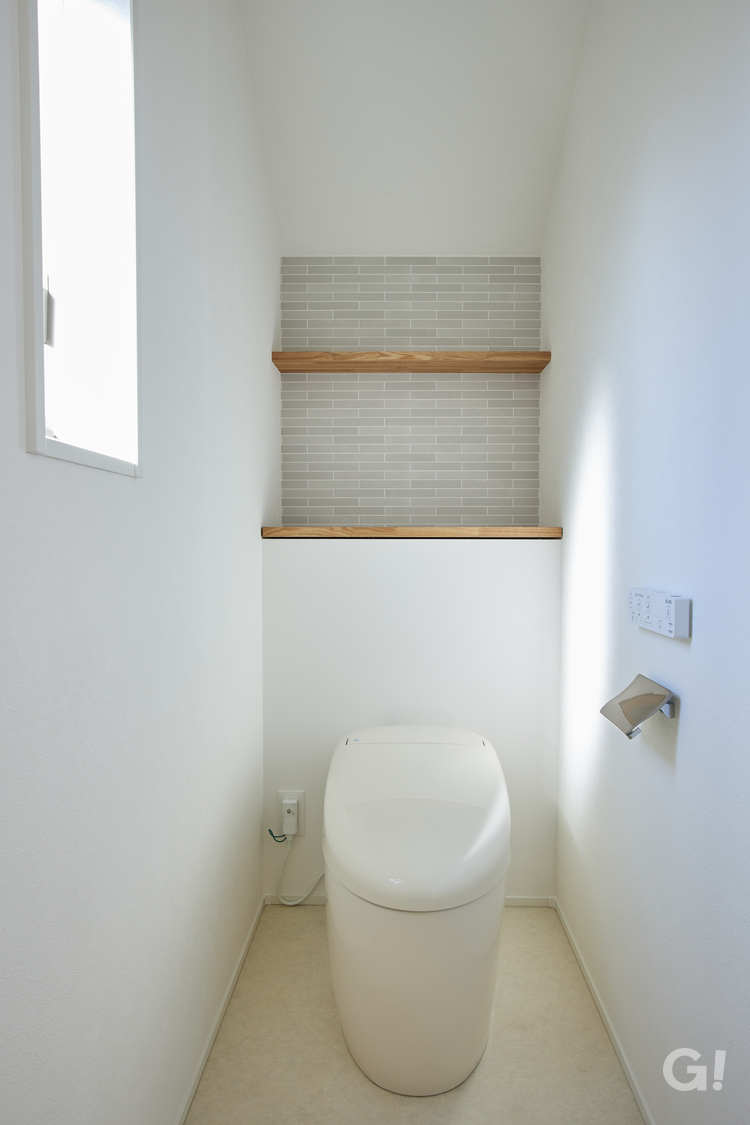光を取り込んだシンプルなトイレ空間