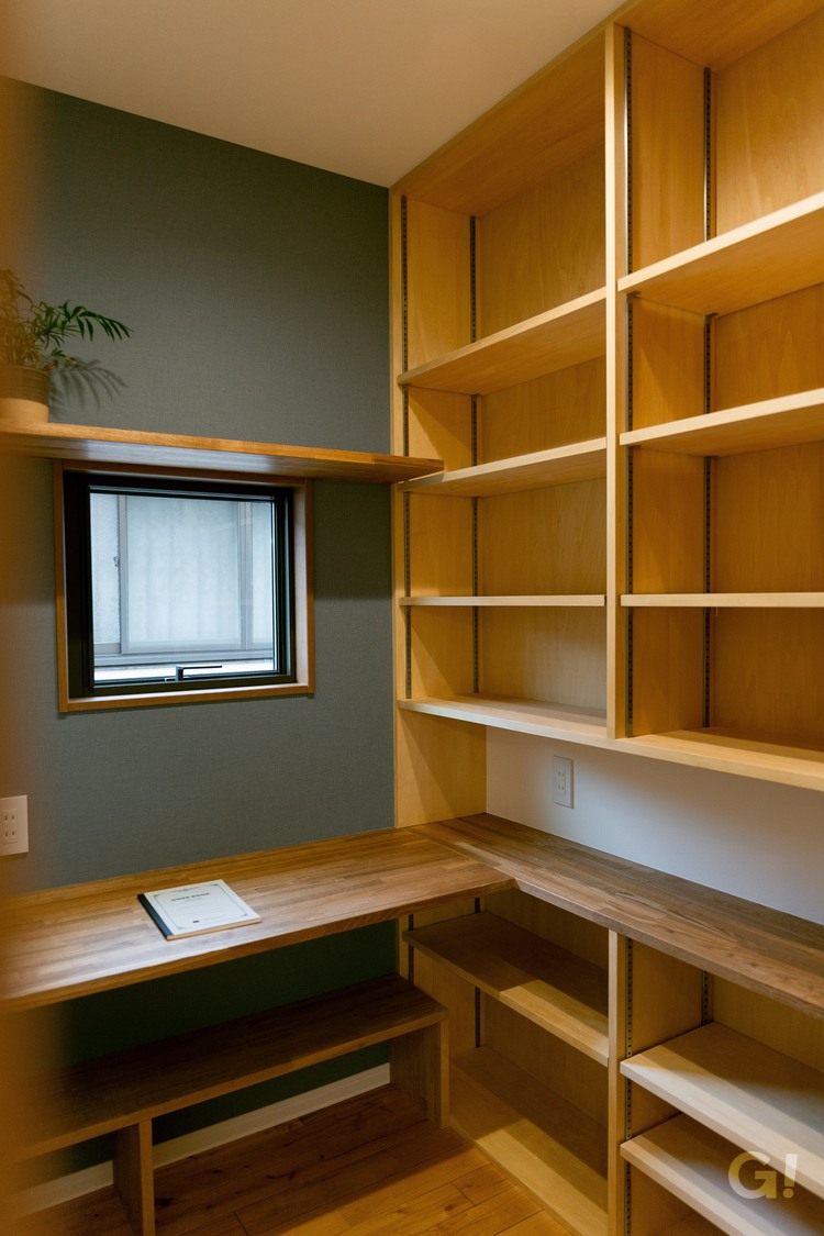 生活スタイルに合わせた造作棚のある書斎