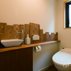 木目デザインが美しいトイレ